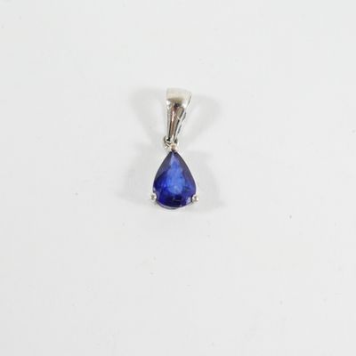 un pendentif en saphir bleu en forme de larme sur fond blanc