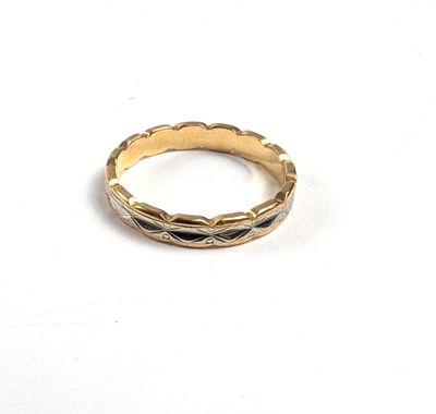 gros plan d'une bague en or sur une surface blanche