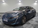 la voiture bleue est garée sur un sol en damier dans le garage