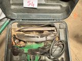une boîte contenant des outils posée sur le sol