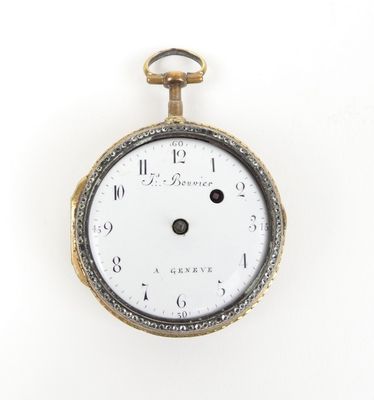 une montre de poche ancienne posée sur une surface blanche, sur fond blanc