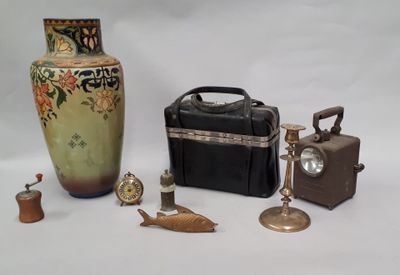 un grand nombre d'objets posés sur une table
