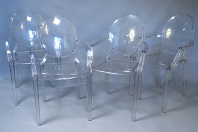 trois chaises en plastique transparent placées les unes à côté des autres sur une surface blanche
