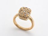 l'image d'une bague en or ornée de diamants