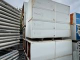 une pile de réfrigérateurs blancs empilés les uns sur les autres