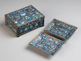 trois morceaux de verre cloisonné incrustés de fleurs bleues et blanches