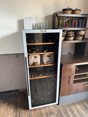 une cave à vin dans un coin de la pièce