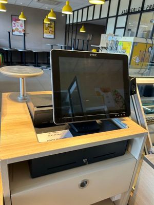 un ordinateur portable posé sur un bureau dans un magasin
