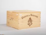 une image représentant une caisse en bois contenant une bouteille de vin