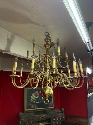 un lustre en or suspendu au plafond d'une pièce