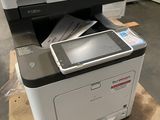 une imprimante posée sur une table