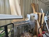 un tas de bric-à-brac dans un débarras rempli d'outils