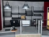 un comptoir sur lequel est accrochée une pancarte portant l'inscription « Lambert »