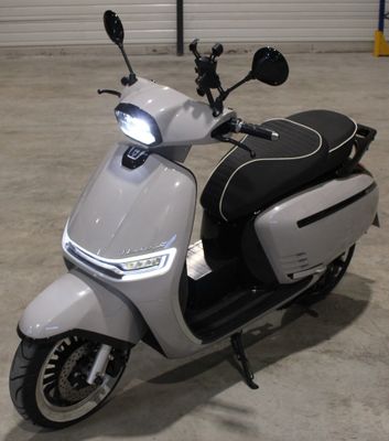 un scooter garé dans un garage