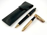 deux stylos et un étui à stylos posés sur une surface blanche