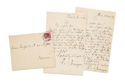 un ensemble de vieilles lettres et d'enveloppes posées sur une surface blanche