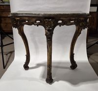 Console en bois doré et sculpté de coquilles, volutes et feu… (photo 2)