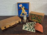 une table en bois sur laquelle sont posées une boîte de cartes et une boîte de dés