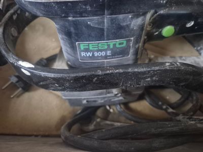 un gros plan d'une ponceuse électrique noire et blanche posée sur une table
