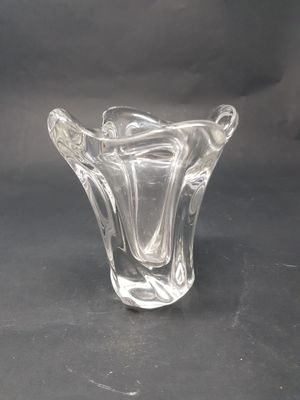 une photo d'un vase en verre transparent posé sur une table