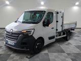 un camion blanc garé dans une pièce