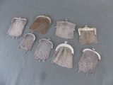 six pochettes en maille métallique argentée sur fond bleu