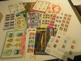 beaucoup de timbres posés sur une table, dont un grand nombre