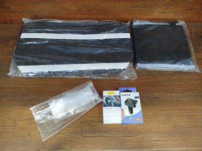 deux sacs contenant des objets noirs et blancs posés sur une table en bois