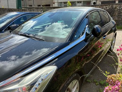 deux voitures garées l'une à côté de l'autre dans un parking