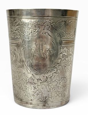 une coupe en argent ornée d'un motif