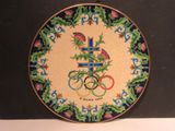 une assiette décorative sur laquelle est représenté un dragon