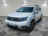 l'avant d'une Dacia blanche garée sur un sol à damier