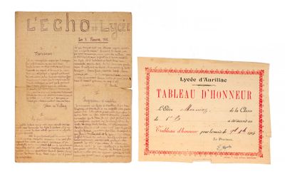 un vieux document bordé de rouge et un bout de papier sur lequel il y a des inscriptions