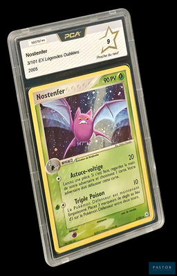 un gros plan d'une carte Pokémon sur laquelle figure un dragon violet