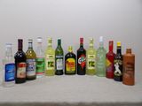 de nombreux types de bouteilles d'alcool alignés sur une table