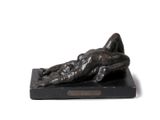 statue d'une femme allongée sur un socle noir, sur fond blanc