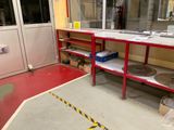 une photo d'une pièce où il y a beaucoup de travaux en cours