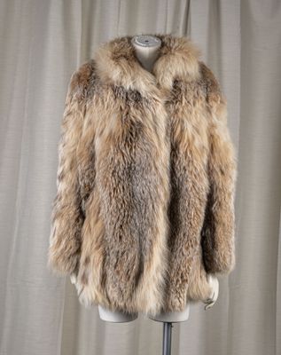 ANONYME Veste en fourrure à large col pouvant être relevé, m… - Photo 1