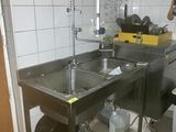 une cuisine avec un évier et un comptoir