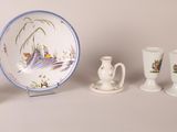 une assiette, des tasses et une soucoupe posées sur une table