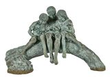 une statue représentant trois enfants assis sur une branche d'arbre