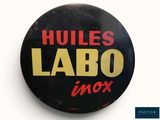 une image représentant un bouton sur lequel figurent les mots « hues labo » en rouge et jaune