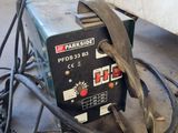 une image d'une machine à souder dans un garage