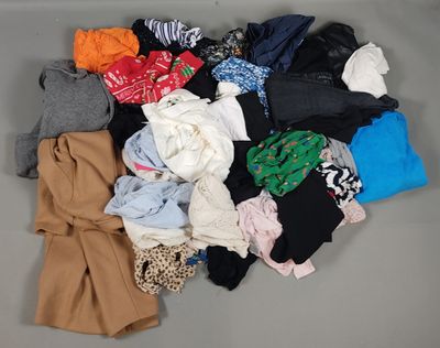 Fripe et vêtements d'occasion : Un ensemble d'environ 50 vêt…
