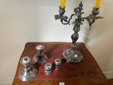 un candélabre en argent avec des bougies, posé sur une table en bois