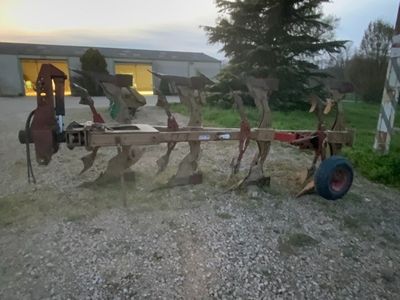 un tracteur équipé d'une charrue à l'arrière
