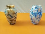 deux vases posés sur une table jaune