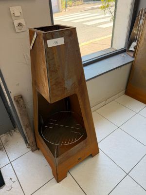 une boîte en bois posée par terre devant une fenêtre