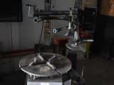 une machine posée sur une table dans un garage