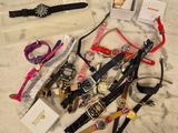 beaucoup de bracelets et de montres sur la table